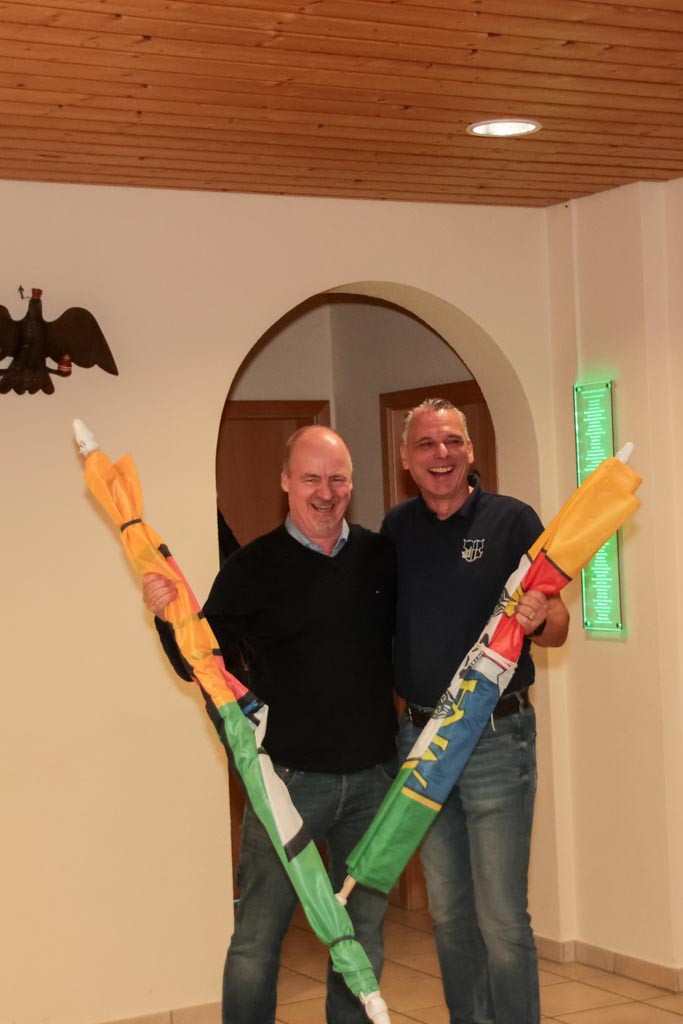 Oberst Andreas Mertens und Hauptmann Frank Krüger bei der Fahnenübergabe