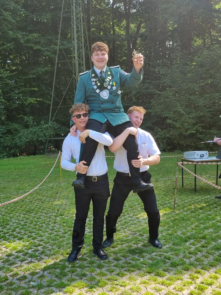 Kronprinz der Jungschützen Timon Nickisch auf Schultern getragen