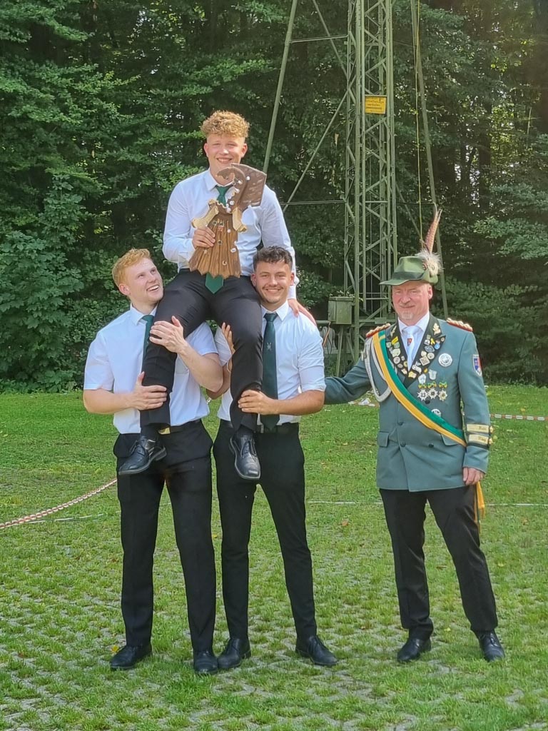 Jungschützenkönig Marvin Nickisch auf Schultern getragen