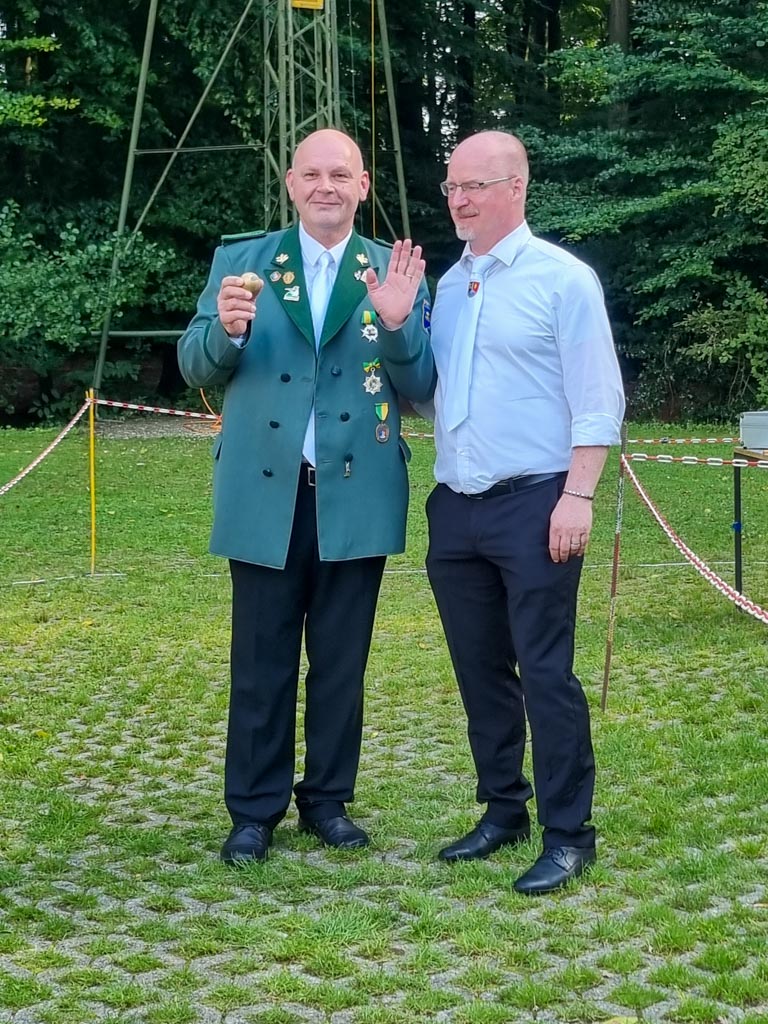 Apfelprinz Thomas Zielinski mit Oberst Andreas Mertens