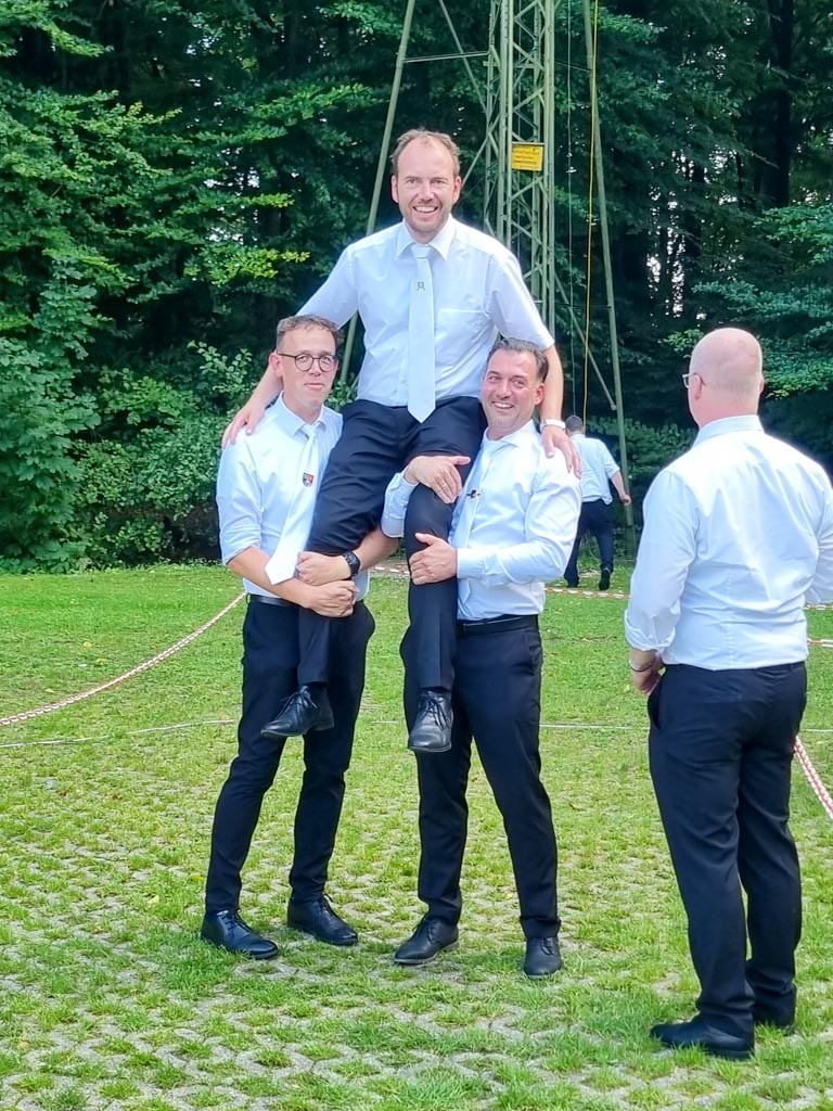Kronprinz Stefan Schmidt auf Schultern getragen