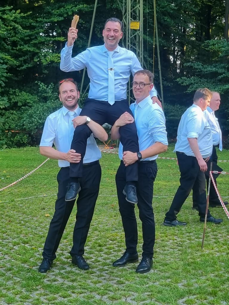 Zepterprinz Gilbert Jüttner auf Schultern getragen