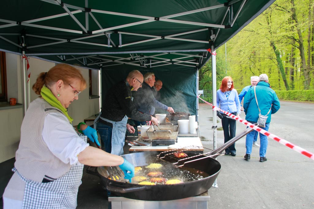 Die fleißigen Helfer an den Pfannen