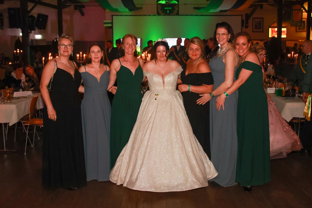 Unsere Königin Simone Hafer mit den Hofdamen