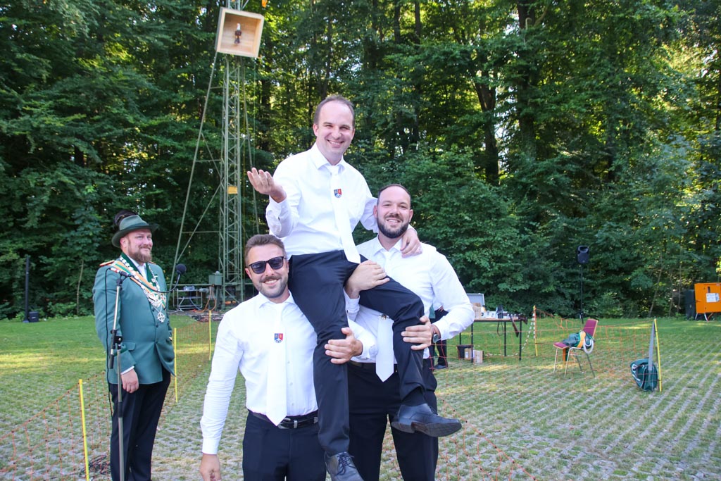 Zepterprinz Birk Ivanda und Apfelprinz Jan Füller nehmen Sebastian Pichol als neuen Kronprinz auf die Schultern